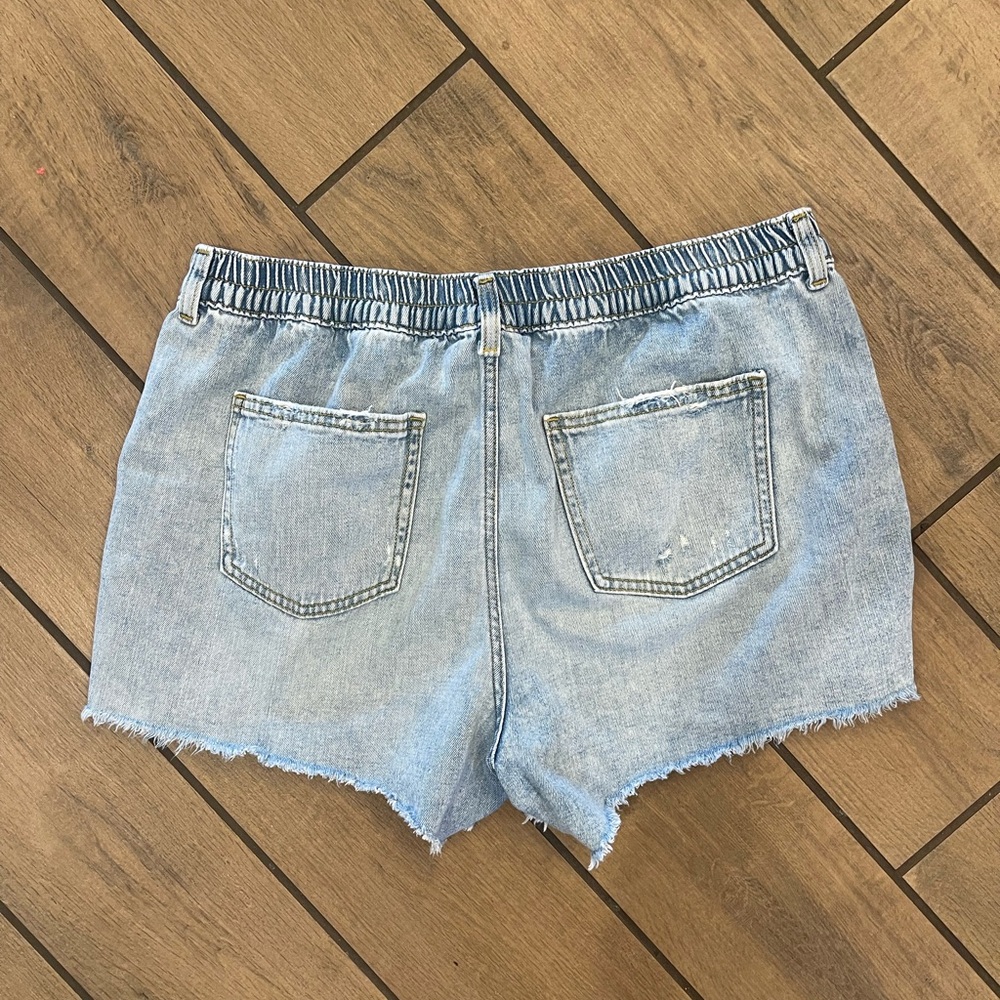 Aerie Light Wash Frayed Hem Jean Shorts - Picture 3 of 3